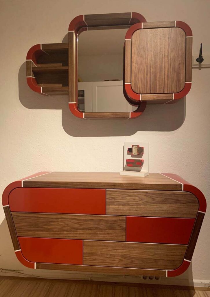 Kommode und Spiegel aus Nussbaum und Corian